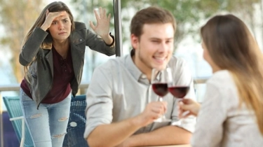 Cerita Unik Pengguna Quora Pergoki Pasangan Selingkuh: Ada yang Lewat Background Whatsapp!