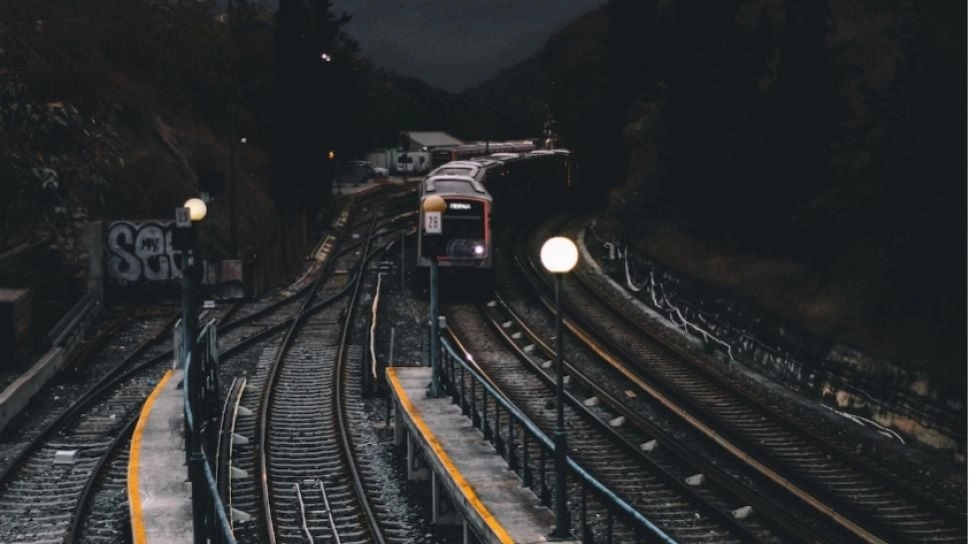 Kereta Penumpang Hantam Truk di Rusia, 140 Luka 8 Gerbong Tergelincir