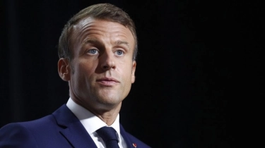 Ciuman 'Aneh' Presiden Macron dengan Menteri Olahraga di Olimpiade Picu Kontroversi