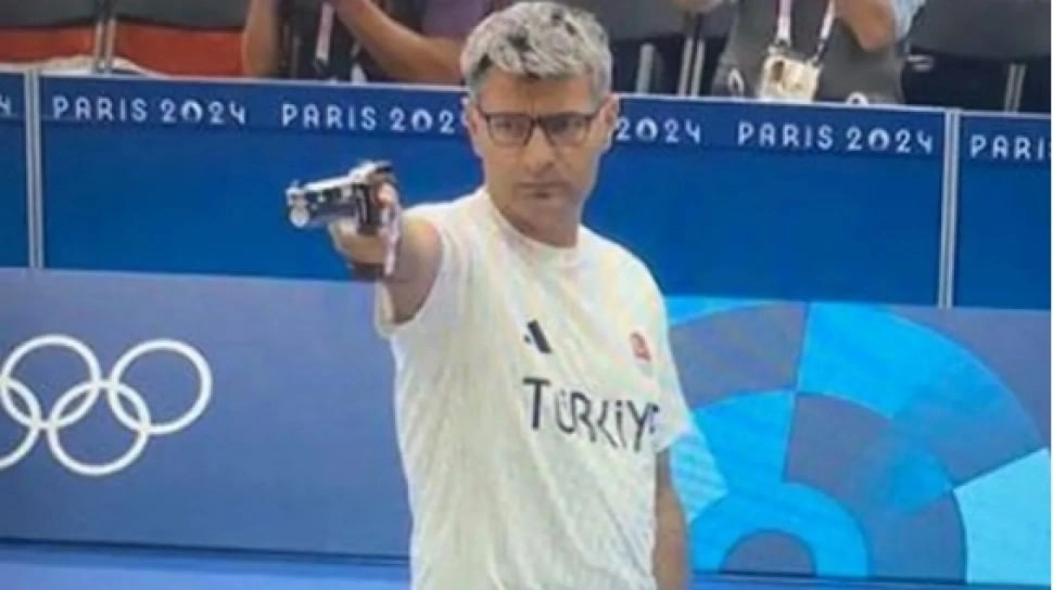 ''Ada Badai di Dalam'', Kisah Dibalik Gaya Penembak Viral Turki yang Super Santai Tangan di Saku
