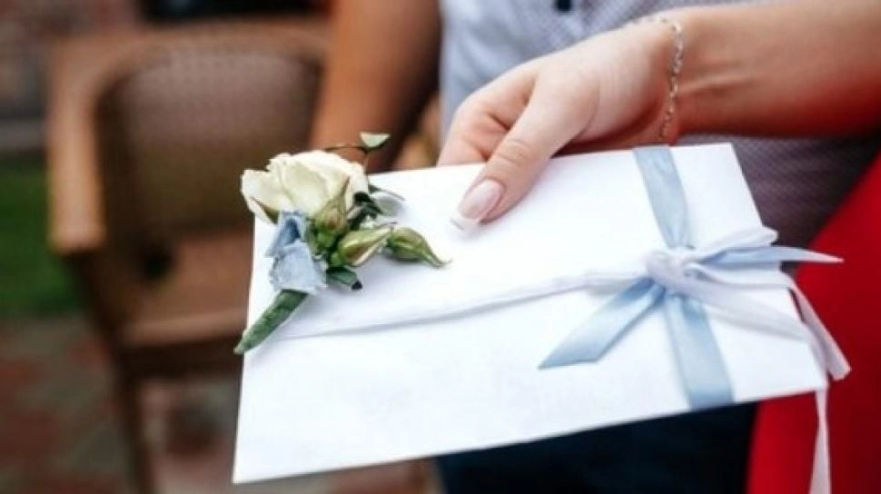 Budget Mepet, Calon Pengantin Delegasikan Kerabat Sebar Kartu 'Anda Tidak Diundang'