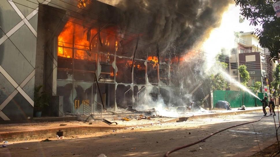 Bangladesh Makin Mencekam! 20 Pemimpin Politik Ditemukan Tewas, Massa Bakar Hotel dan Kuil