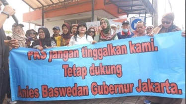 VIDEO Kala Markas PKS Digeruduk Massa: Desak Anies Tetap Diusung di Pilgub Jakarta 2024
