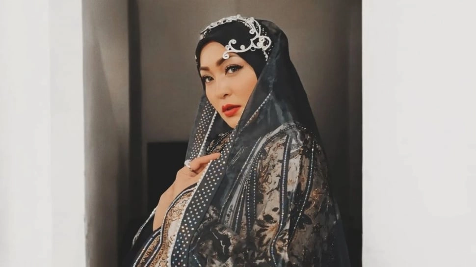 Angelina Sondakh Tawarkan Umrah Bareng ke Orang Spesial, Siapa?