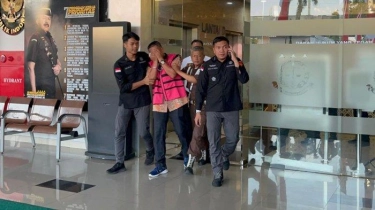 Tersangka Baru Korupsi Timah, Eks Plt Kadis ESDM Babel Tutupi Wajah dengan Tangan saat Ditahan