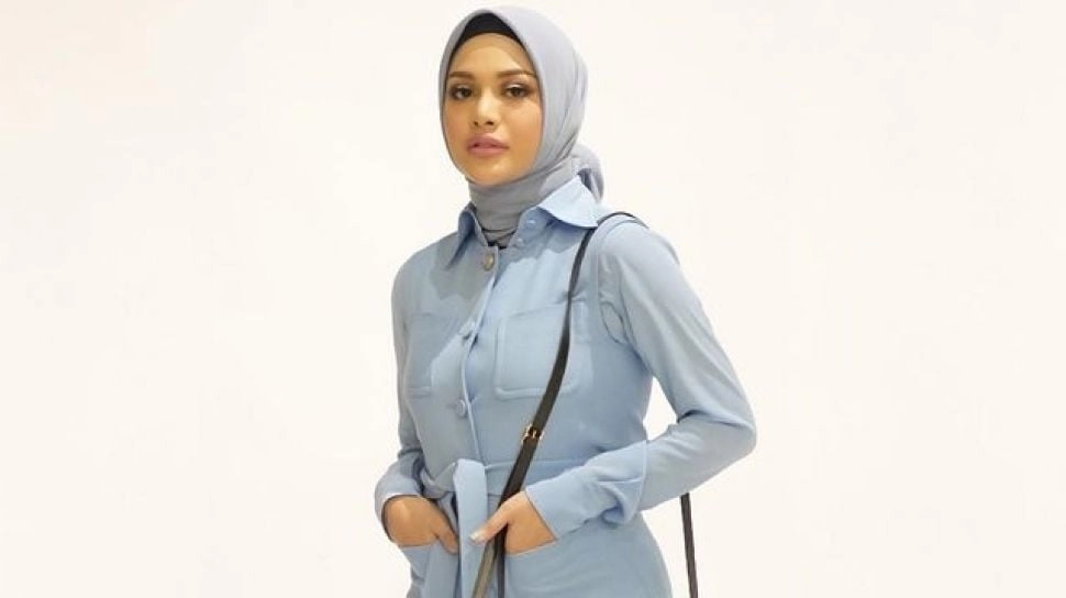 4 Gaya Aurel Hermansyah Pakai Produk Lokal: Tak Melulu Branded, Bisa Pakai Sandal Sejuta Umat