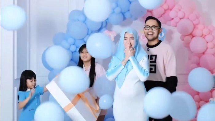 Bahagia Hasil USG-nya Laki-laki, Shandy Purnamasari Nazar Bagikan Umrah Rp1 Miliar