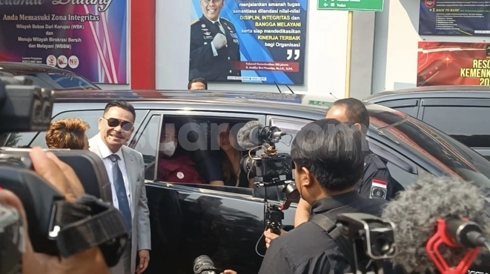 Ekspresi Wajah Jessica Wongso Saat Keluar Lapas Pondok Bambu, Lempar Senyum Tapi Tak Bicara