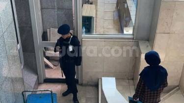 Tak Seperti Biasa, Personel Brimob Jaga Bawa Laras Panjang saat Baleg DPR Gelar Rapat Bahas Revisi UU Pilkada