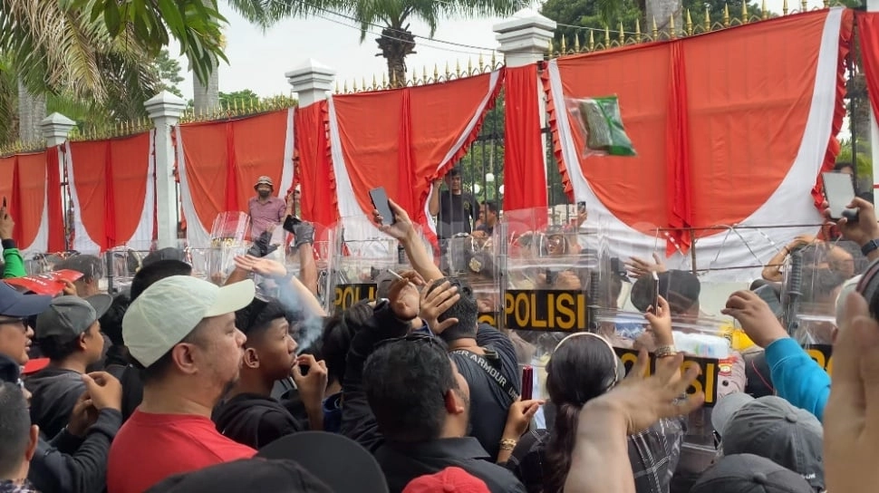 Janji Tak Sahkan RUU Pilkada ke Massa di DPR, Habiburokhman Dilempari Botol Bekas Air Mineral