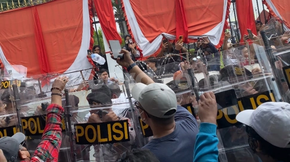 Sempat Dilarang Kelompok Mahasiswa, Massa Berbaju Hitam Anarkis Jebol Pagar DPR RI: Hati-hati Provokasi