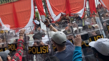 Sempat Dilarang Kelompok Mahasiswa, Massa Berbaju Hitam Anarkis Jebol Pagar DPR RI: Hati-hati Provokasi