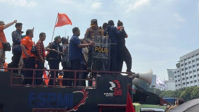BREAKING NEWS: Habiburokhman Gerindra Dilempari Botol oleh Massa Pendemo DPR