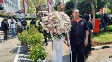 Massa Bawa Karangan Bunga, Berpesan Agar MK Jaga Marwah Konstitusi