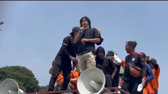 Orasi di Depan DPR, Bintang Emon: Banyak Akrobat Politik, Kita Dianggap Tolol, Makanya Harus Melawan
