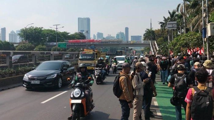 Suasana Terkini di Depan Gedung DPR Jelang Aksi Demo Kawal Putusan MK Tentang Pilkada