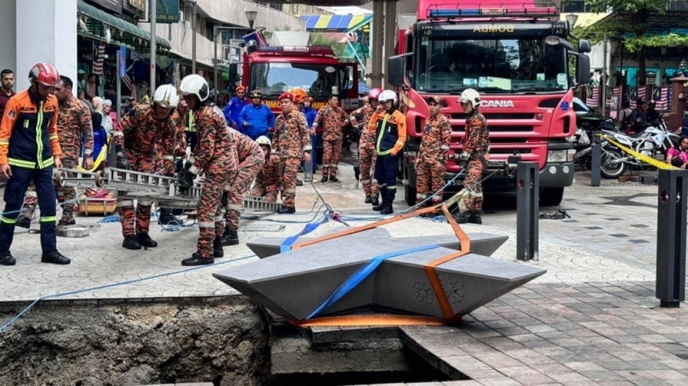 Bersama Kursi Beton, Wanita India Terperosok Lubang Sedalam 10 Meter