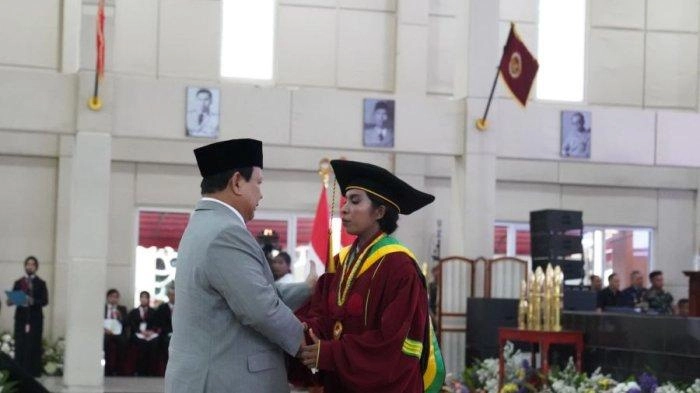 Pernah Jual Gorengan Hingga Pelayan, Pidato Wisudawati Unhan Atambua Ini Bikin Prabowo Terharu