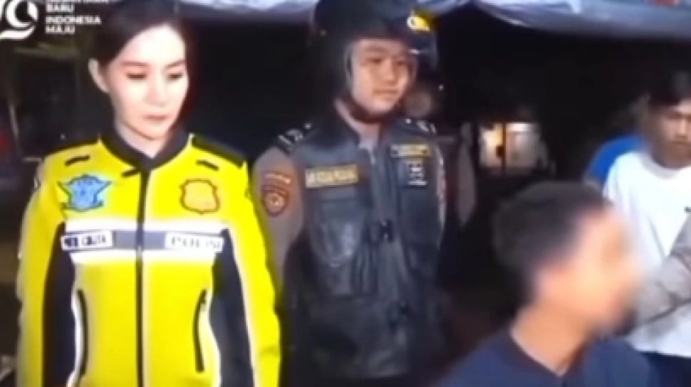 Labrak Orang Makan Gegara Dicap Tak Sopan, Polwan Putri Cikita ''Duta Sopan Santun'' Auto Viral!