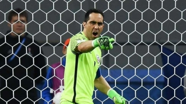 Breaking News! Eks Barcelona dan Man City, Claudio Bravo Gantung Sarung Tangan
