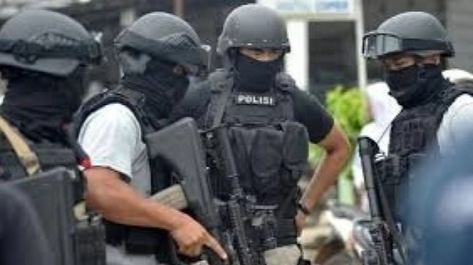 Densus 88 Tangkap Dua Terduga Teroris JAD Di Bima, Sita Senapan Angin Dan Belasan Buku