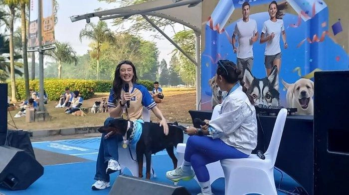 Natasha Ryder Akui Menyenangkan Ajak Dobermannya Ikut Dog Fun Walk