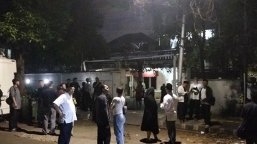 Suasana Rumah Duka Puput Novel Malam Ini: Karangan Bunga Hingga Kerabat Mulai Berdatangan