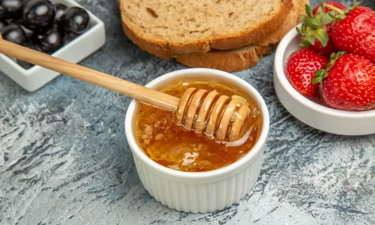Madu vs Gula Sebagai Pemanis Makanan dan Minuman, Simak Manfaat dan Kekurangan Keduanya!