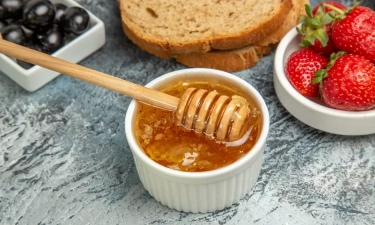 Madu vs Gula Sebagai Pemanis Makanan dan Minuman, Simak Manfaat dan Kekurangan Keduanya!