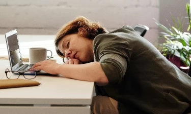 Menurut Psikologi, Orang yang Sering Tidur Diiringi Televisi dalam Keadaan Menyala Memiliki 8 Kepribadian Berikut Ini