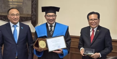 Ridwan Kamil Unggah Dapat Gelar Profesor dari University Kazakhstan, Netizen Sebut Haus Validasi