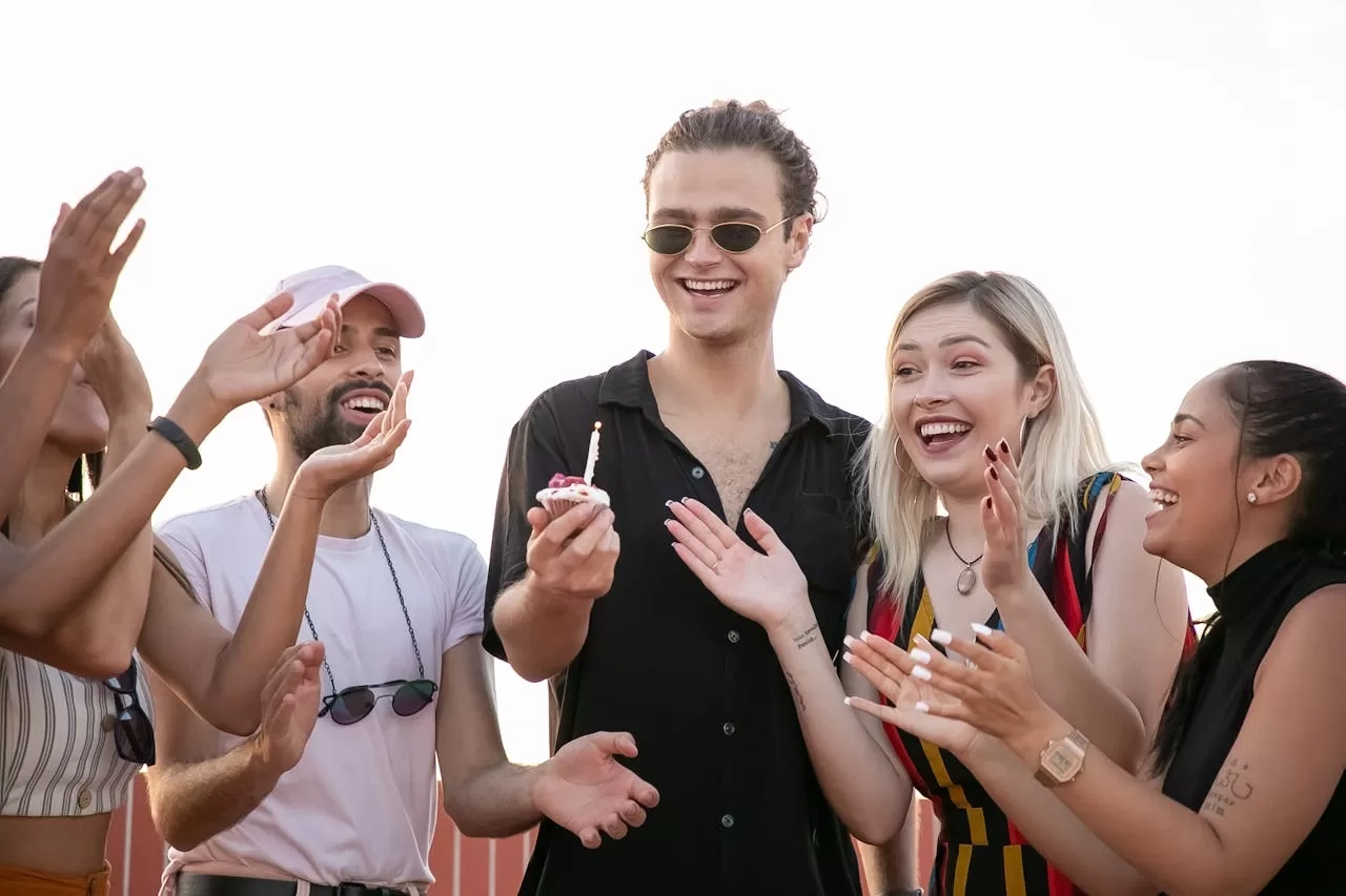 Social Butterfly! 5 Zodiak Ini Paling Mudah Bergaul dan Sosialisasi Menurut Astrologi