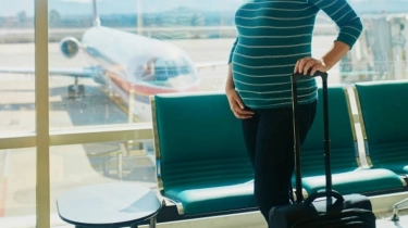 Aturan Wanita Hamil Naik Pesawat, Benarkah Harus Pakai Jet Pribadi?
