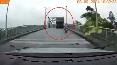 Mengerikan! Detik-detik Jembatan Putus di Vietnam Terekam, Truk Terjun Bebas ke Sungai yang Banjir