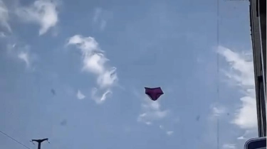 China Dilanda Badai Pakaian Dalam: Beterbangan di Udara dan Banyak Nyangkut di Pohon