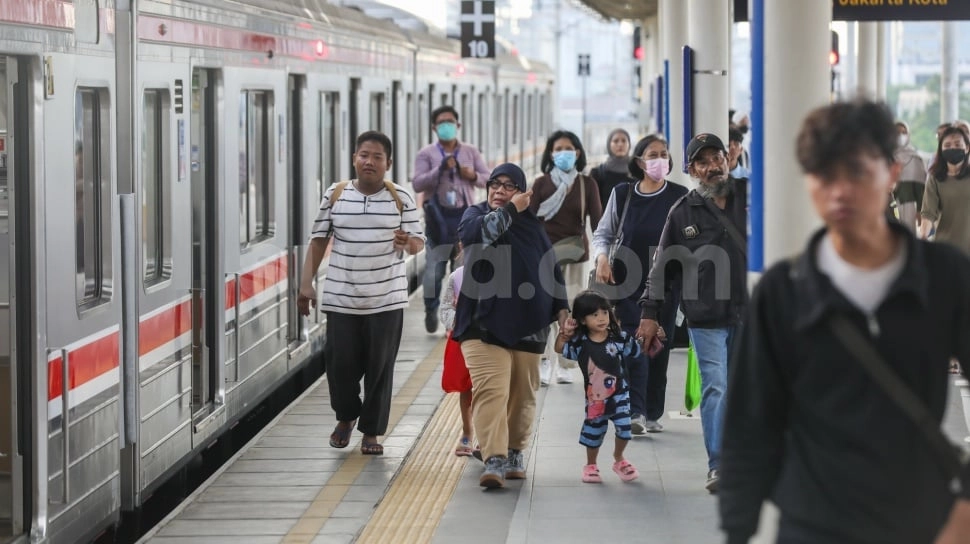 Kantong Kelas Menengah RI Kian Tipis, Harga Tiket KRL Mau Naik?