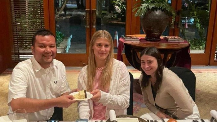 Petenis Dunia Eugenie Bouchard Sumringah Dapat Potongan Kue Pertama dari Emil Malik Ibrahim