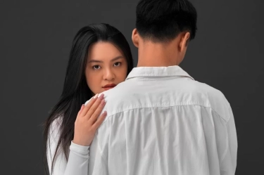 Jika Perempuan Sangat Tertarik pada Anda Namun Terlalu Malu untuk Mengungkapkannya, Biasanya Mereka Menunjukkan 8 Tanda Berikut