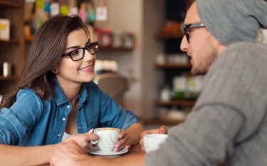 Jika Seorang Perempuan Menampilkan 8 Tanda Bahasa Tubuh yang Halus Ini, Dia Secara Tidak Sadar Tertarik pada Anda