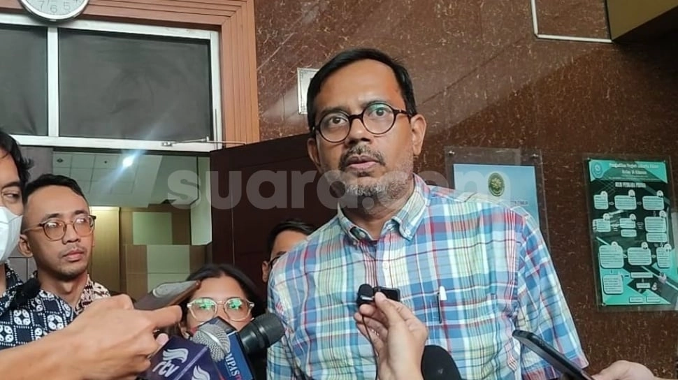Bikin Salfok! Haris Azhar Tulis Fufufafa di Akun IG, Netizen Nyeletuk: Prabowo Gak Panas?