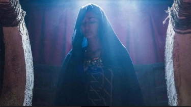 Kejutan Teror Mistis Atiqah Hasiholan di Film Horor 'Kampung Jabang Mayit'
