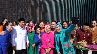 Momen Seru Prabowo Selfie Bareng Ibu Negara Iriana dan Ibu-ibu usai Sidang Kabinet di IKN