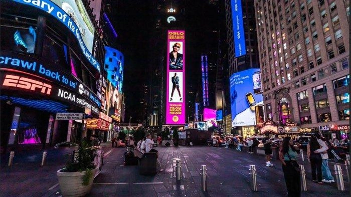 Wajah Penyanyi Indonesia Oslo Ibrahim Mejeng di Time Square New York