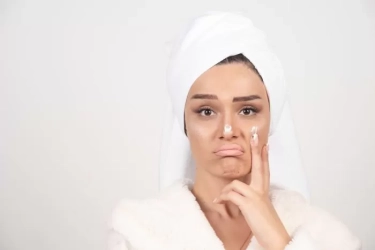 7 Cara Mengatasi Kulit Wajah Kusam, Benarkah Eksfoliasi Secara Teratur Adalah Kuncinya?