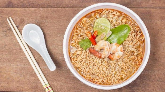 Makan Mi Instan Malam Hari Bikin Wajah Bengkak Keesokan Paginya, Dermatologis Beri Penjelasan