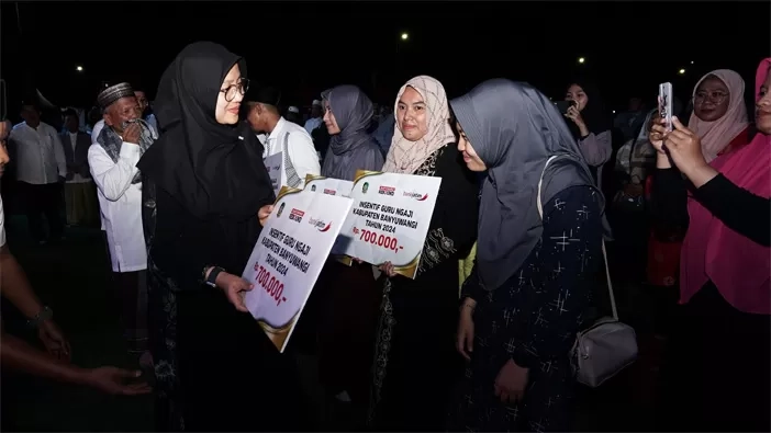 Bupati Ipuk Serahkan Insentif untuk 14 Ribu Lebih Guru Ngaji