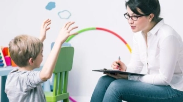 Tips Sarankan Teman agar Mau Berkonsultasi ke Psikolog Tanpa Merasa Terhakimi