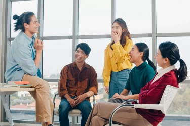 5 Cara Mudah Agar Lebih Aktif Bersosialisasi untuk Orang yang Kesulitan Berkomunikasi