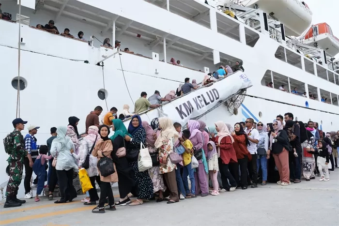 Hadir Ramaikan PON XXI Aceh-Sumatera Utara, KM Kelud Diserbu Warga Aceh