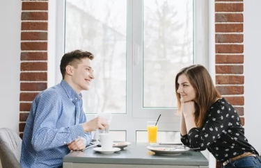 Jangan Gerogi Lagi, Terapkan 10 Cara Berbicara dengan Gebetanmu Tanpa Terlihat Canggung untuk Pikat Dirinya